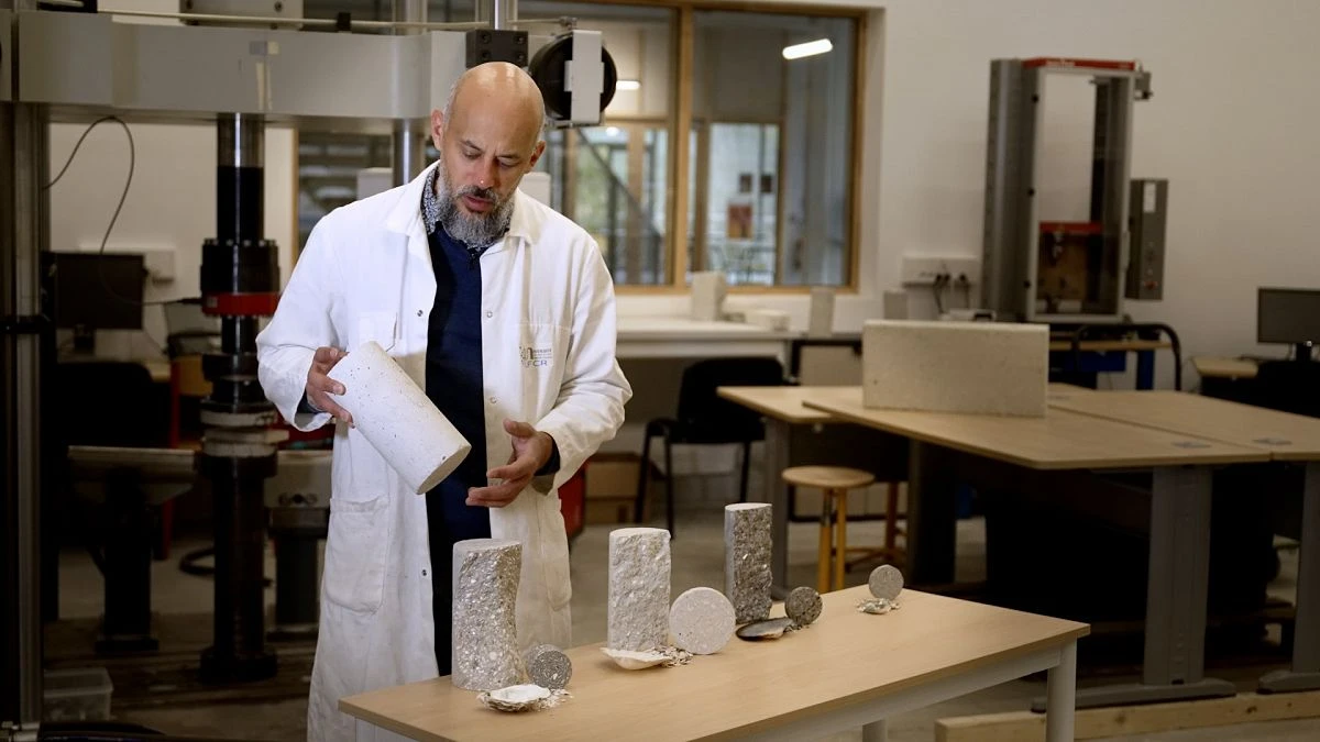 Conozca al profesor francés que convierte las conchas de ostra en hormigón ecológico