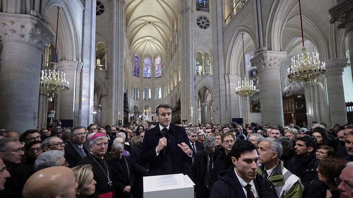 Macron rinde homenaje a los restauradores de Notre-Dame de París