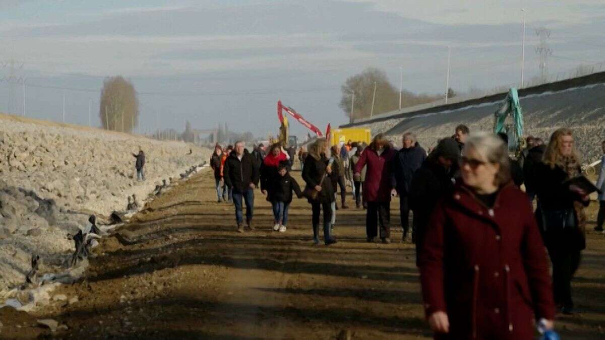 Aux Pays-Bas, des centaines de personnes se baladent dans le canal Juliana asséché