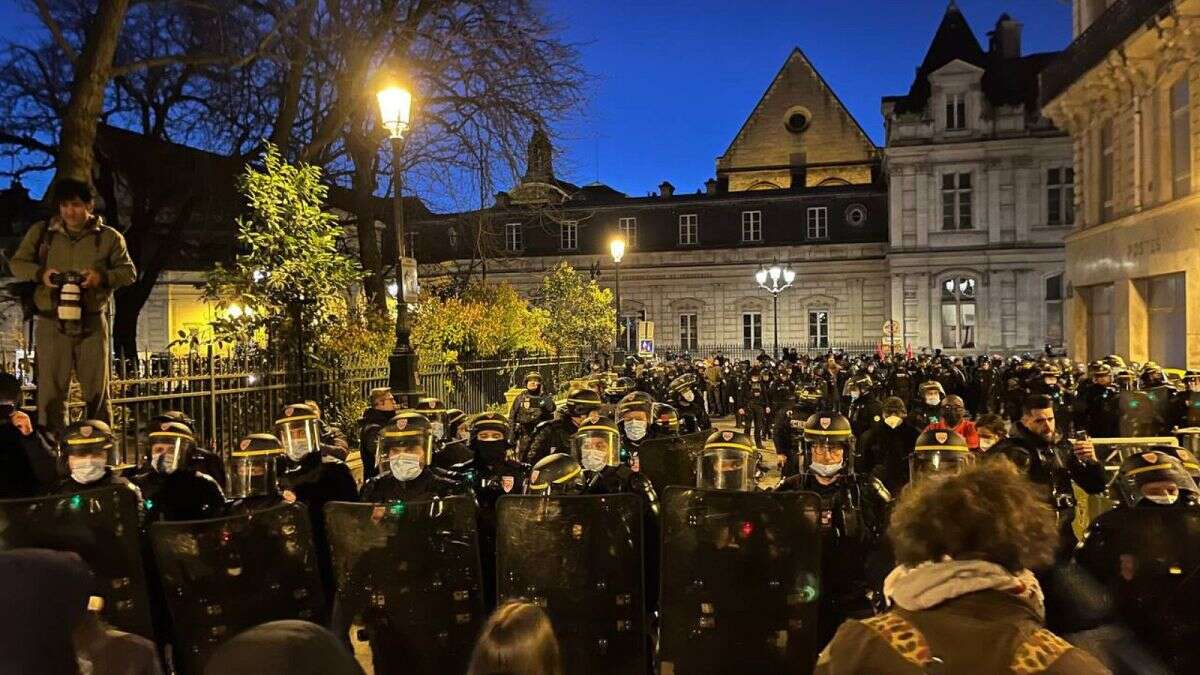 400 inmigrantes desalojados del teatro de París tras un mes