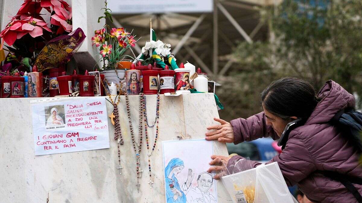 Le pape remercie les enfants qui ont prié pour lui, mais reste cloîtré à l'hôpital