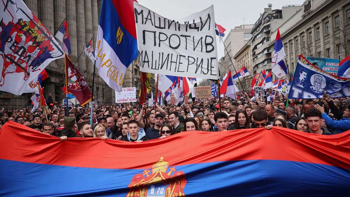 Más de 100.000 personas se manifiestan contra Vucic en Serbia