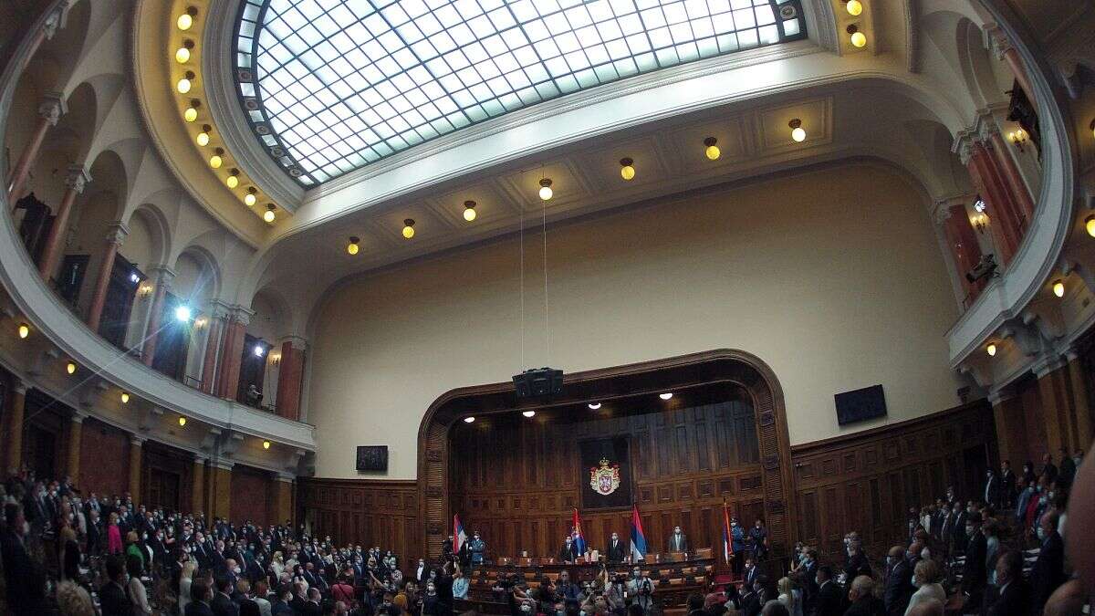 Caos en el Parlamento serbio con bengalas y granadas de humo