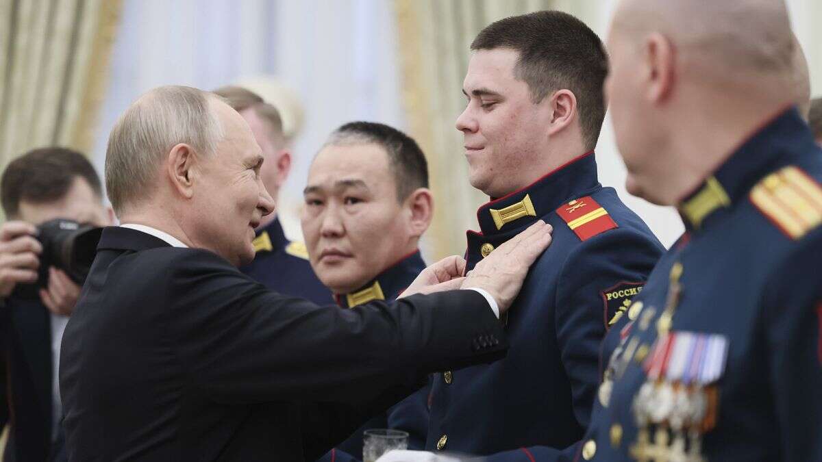 Poutine assure que ses soldats défendent 