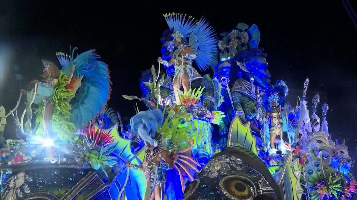 El desfile de escuelas de samba llena de ritmo el carnaval de Río