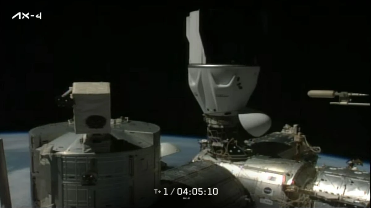 La capsule Dragon avec l'astronaute polonais s'arrime à l'ISS