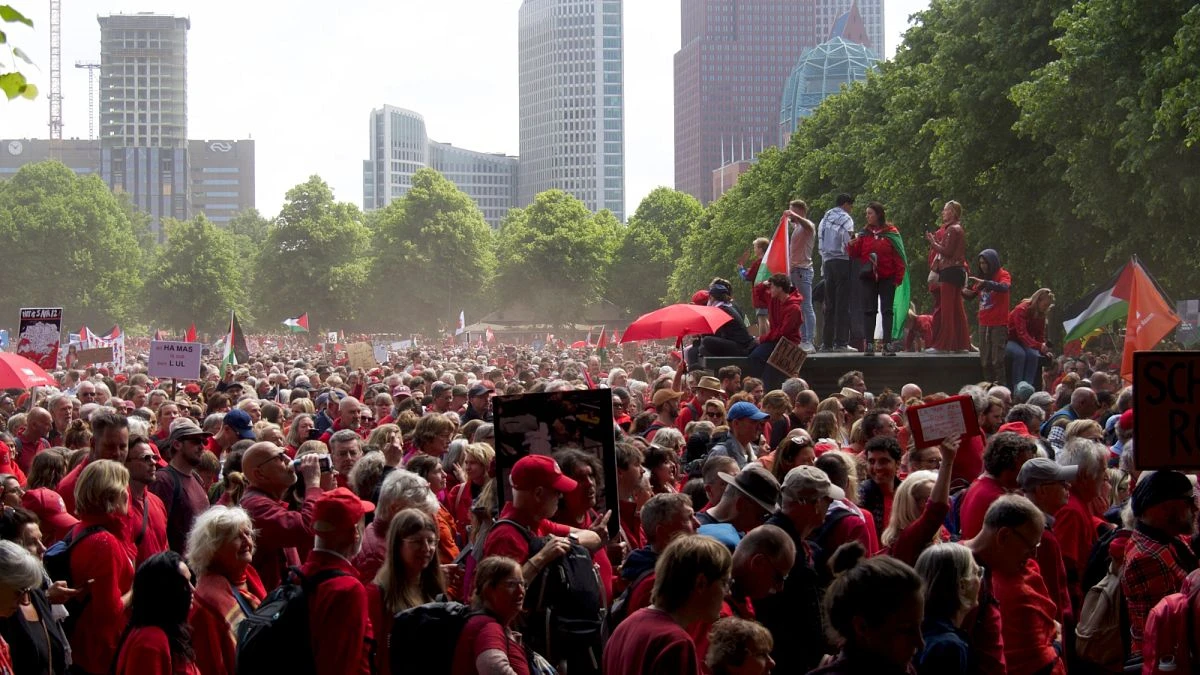 Pays-Bas : 100 000 personnes forment une gigantesque ligne rouge à la Haye contre le 