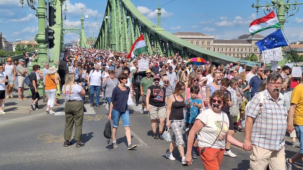 Des milliers de personnes ont défilé en silence à Budapest pour protester contre le 