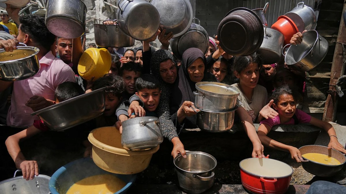 Les premiers camions d'aide entrent dans la bande de Gaza après près de trois mois de blocus, selon l'ONU