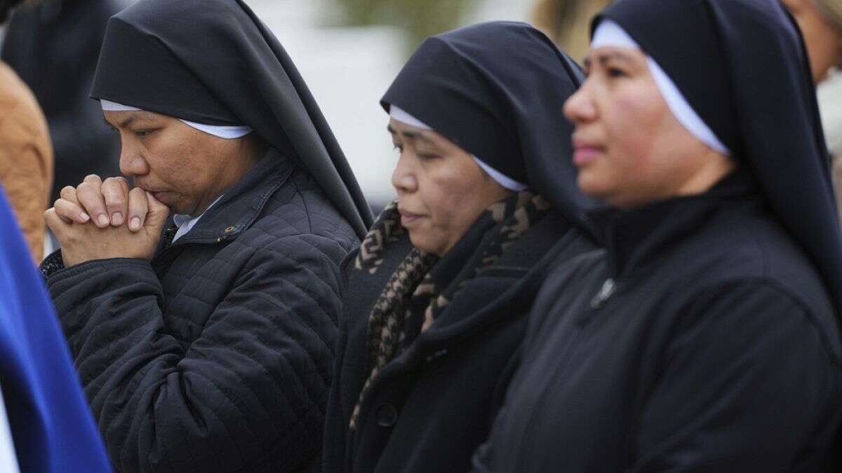 Fieles y simpatizantes rezan por el Papa frente al hospital en Roma