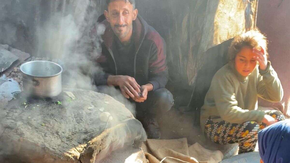 Libros utilizados como combustible en hornos de barro en Gaza