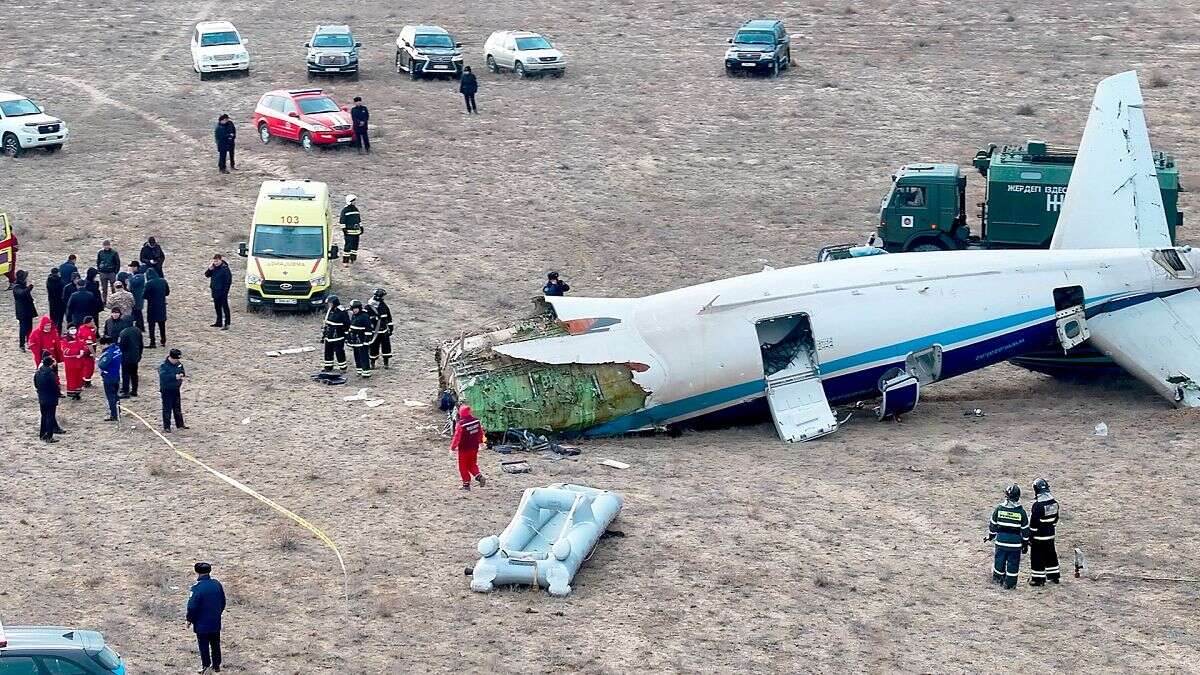 Última hora. Informe: Objetos extraños causaron el accidente de Azerbaijan Airlines