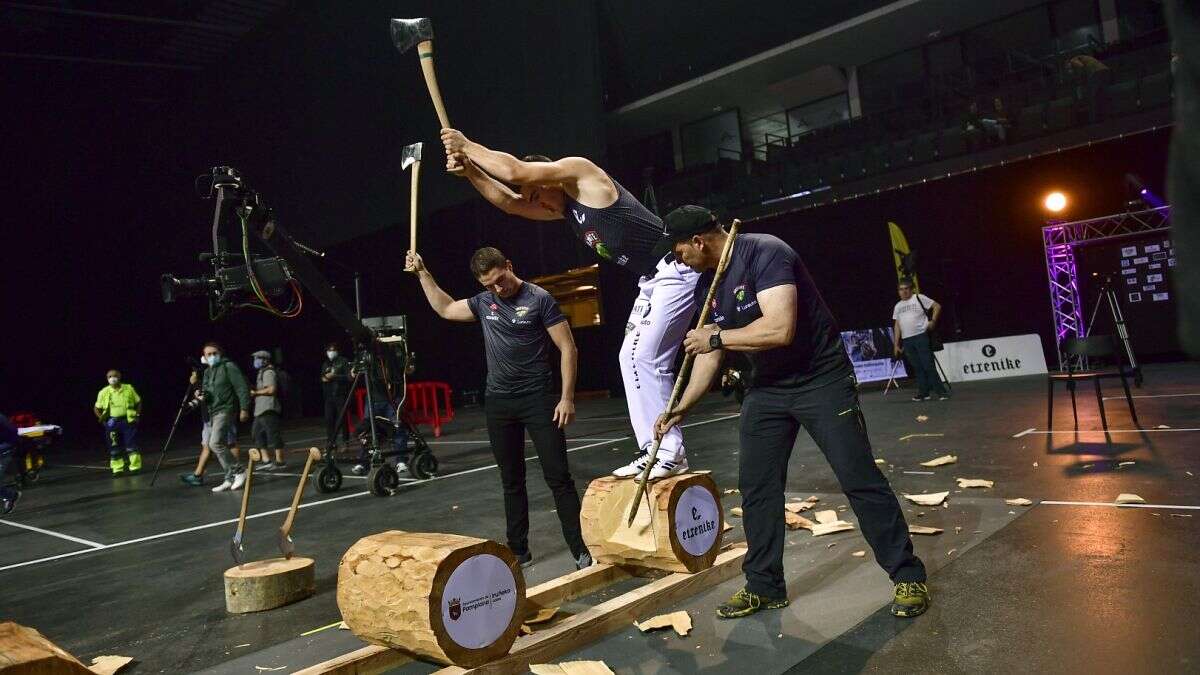 Cuando hacer leña del árbol caído es un deporte, literalmente