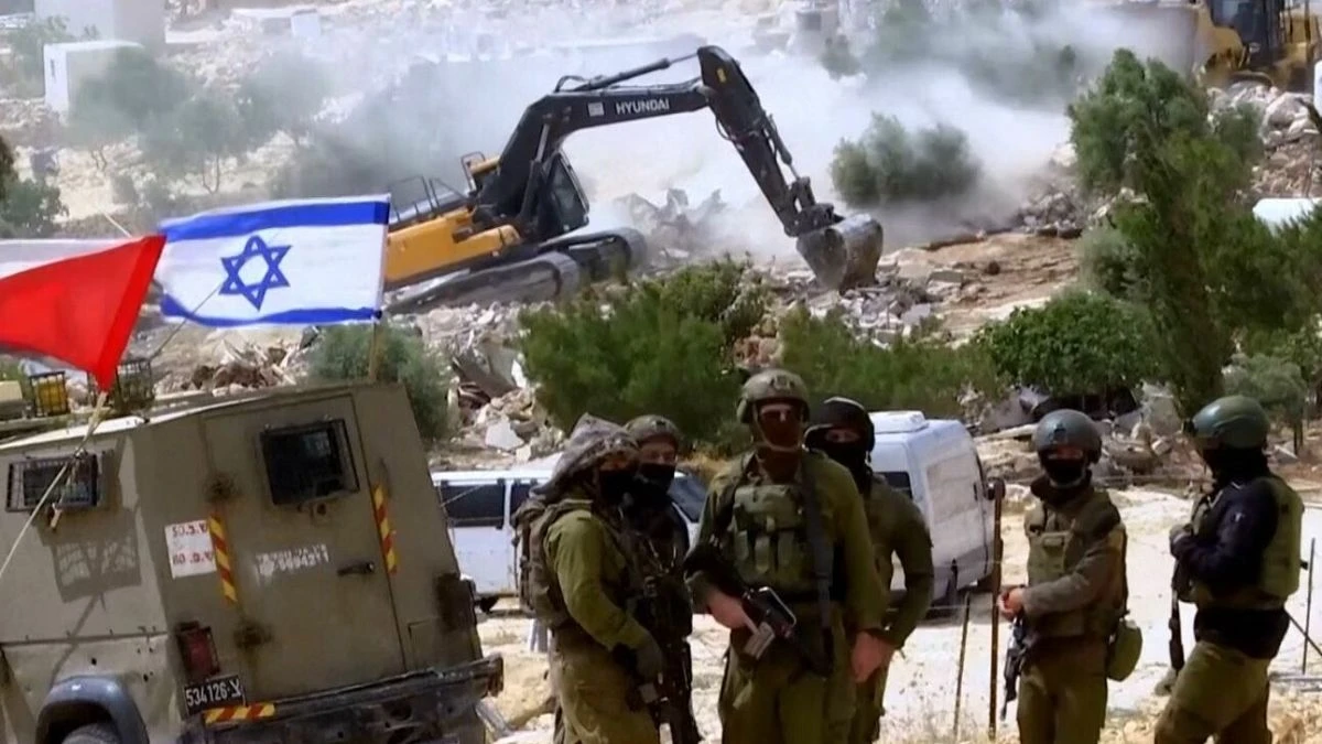Les bulldozers israéliens rasent un village bédouin en Cisjordanie occupée
