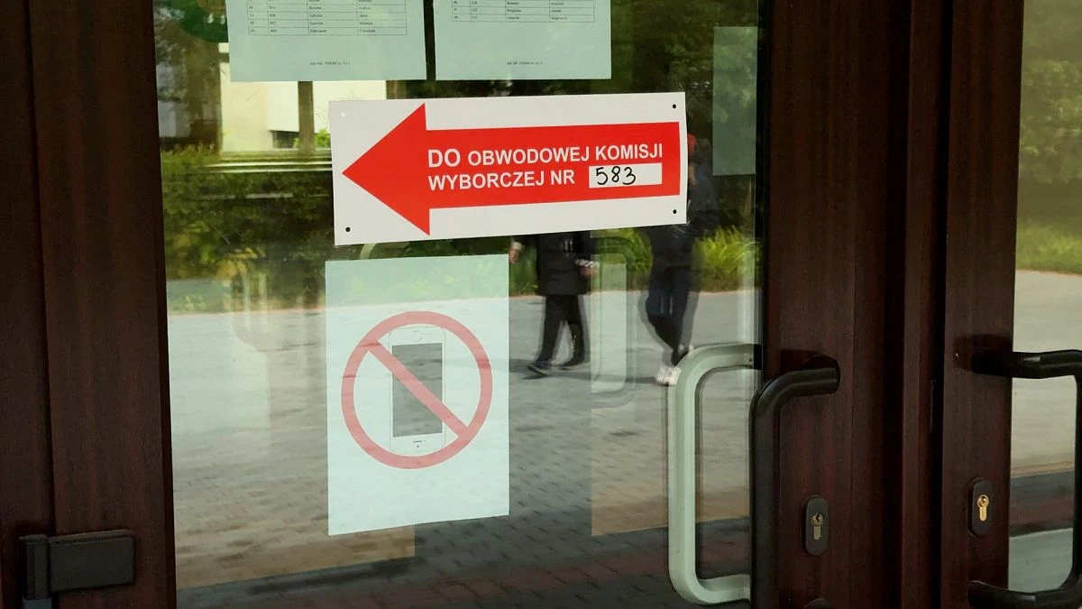 Élections présidentielles en Pologne : un taux de participation record (24,83 % à la mi-journée)
