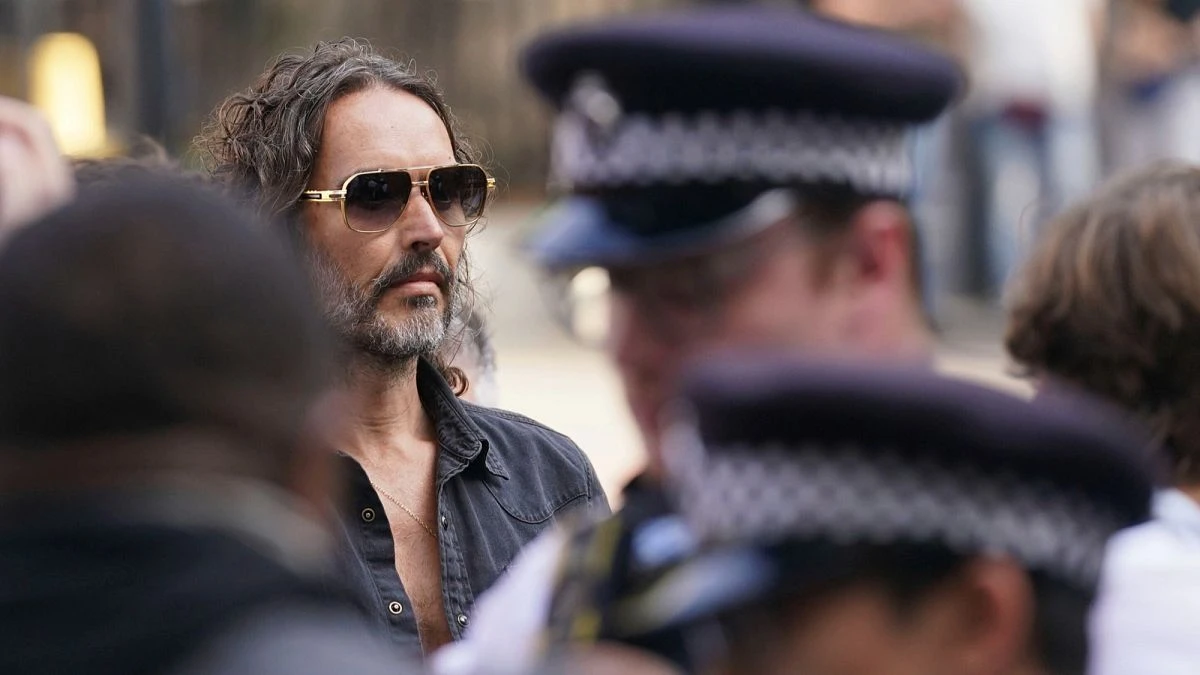 Accusé d'agressions sexuelles, l'acteur Russell Brand libéré sous caution jusqu'à sa prochaine comparution devant une cour criminelle