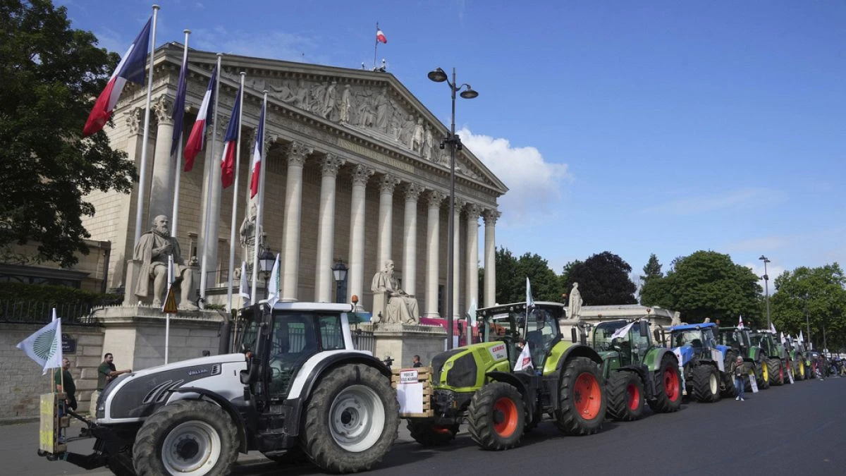 Los agricultores franceses empujan una polémica ley agrícola