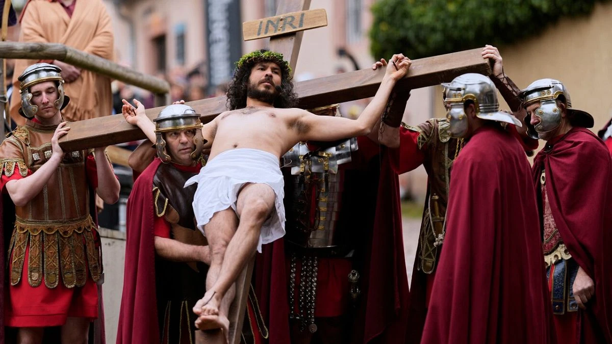 Les chrétiens participent aux processions du Vendredi saint pour commémorer la crucifixion du Christ