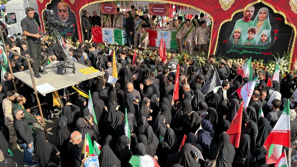 Ali Khamenei absent aux funérailles nationales des hauts gradés et des experts du nucléaire iranien