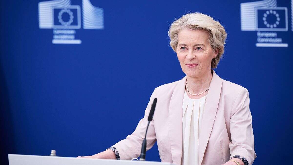 Von der Leyen pide reducir objetivos de emisiones de CO2 para coches