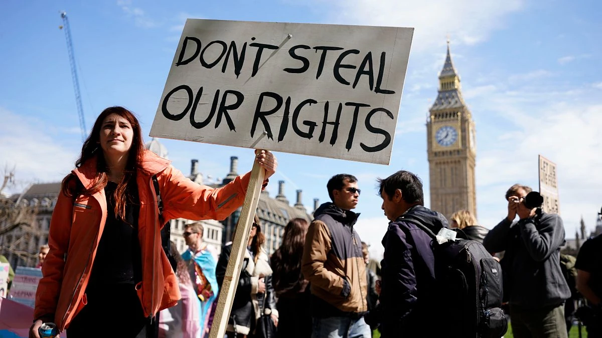 Transgenres : des milliers de Britanniques vent debout contre la définition d’une femme donnée par la Cour suprême