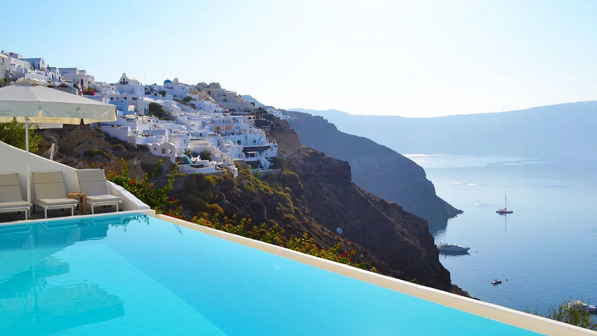 Los jacuzzis ilegales sacuden Santorini y aumentan los delitos