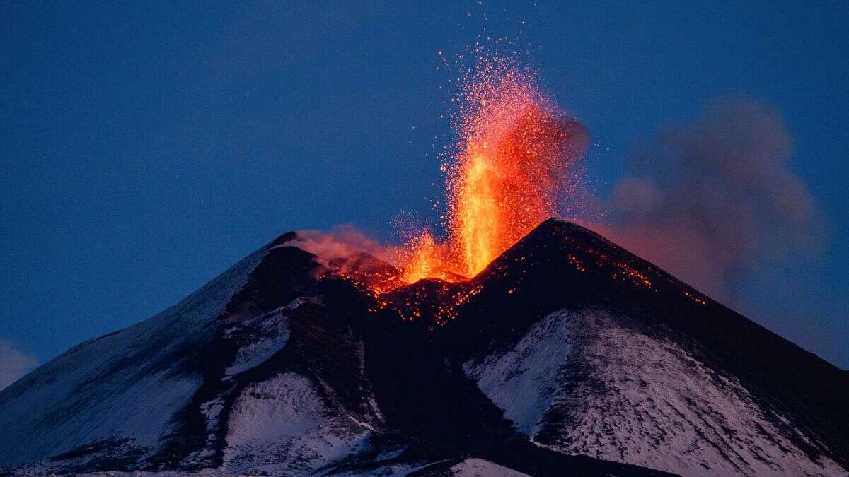 L'Etna fait son show en Sicile et attire des milliers de touristes