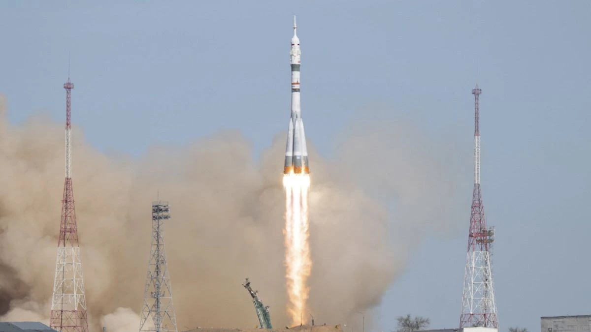 Rusia lanza una nave Soyuz con dos astronautas rusos y uno de NASA