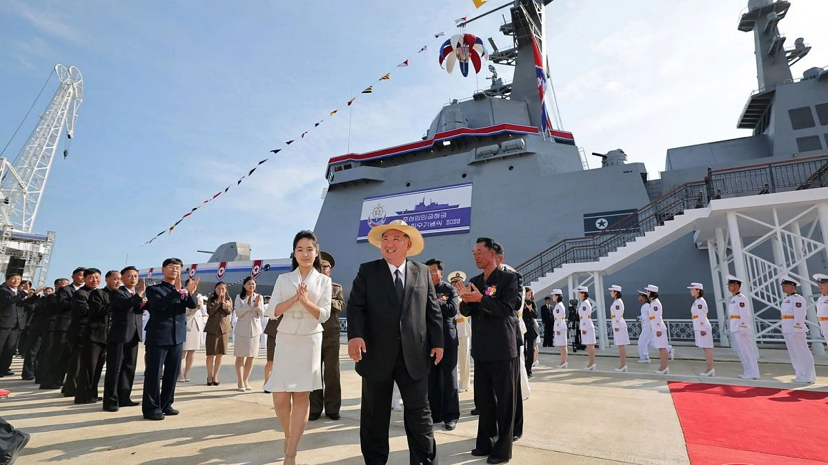 Corea del Norte reflota su mayor buque de guerra tras un debut fallido