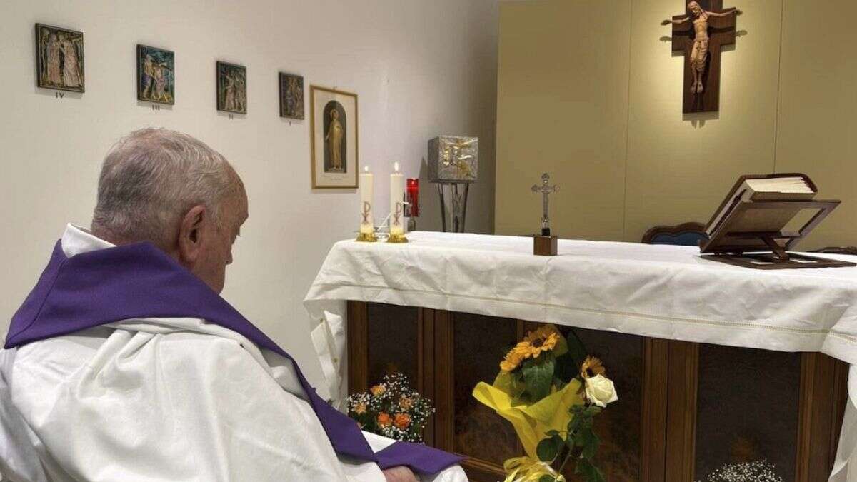 El Vaticano difunde la primera foto del Papa desde su hospitalización