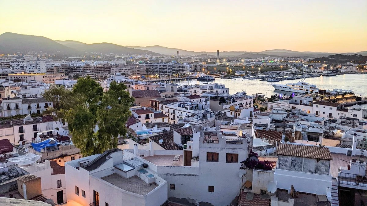 Ibiza introduce restricciones para los coches de turistas
