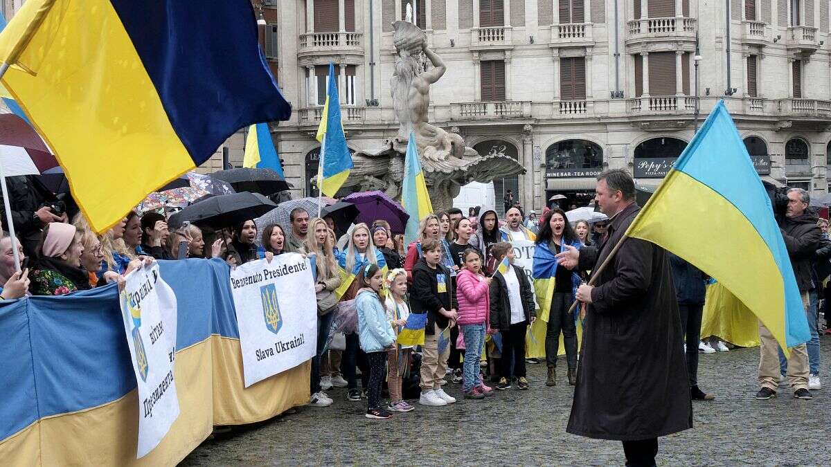 Protestas por la suspensión del apoyo militar de EE.UU. a Ucrania