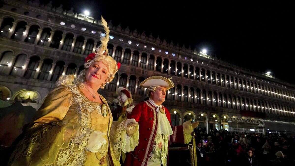 Venise, Viareggio, Rome : le carnaval bat son plein en Italie !