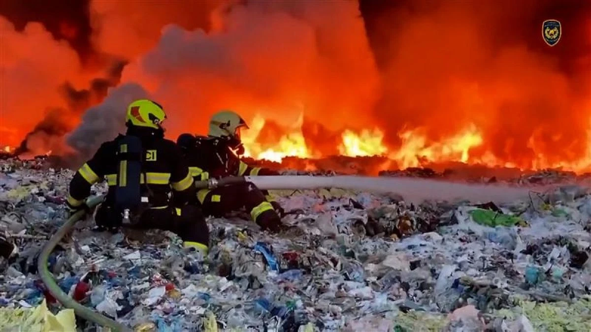 République tchèque : un incendie massif ravage une décharge de plastique