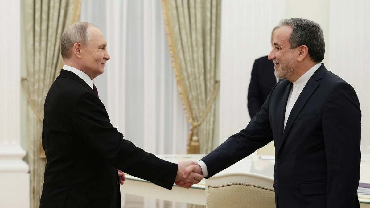 Le ministre des Affaires étrangères iranien, remet une lettre de l'ayatollah Khamenei à Poutine