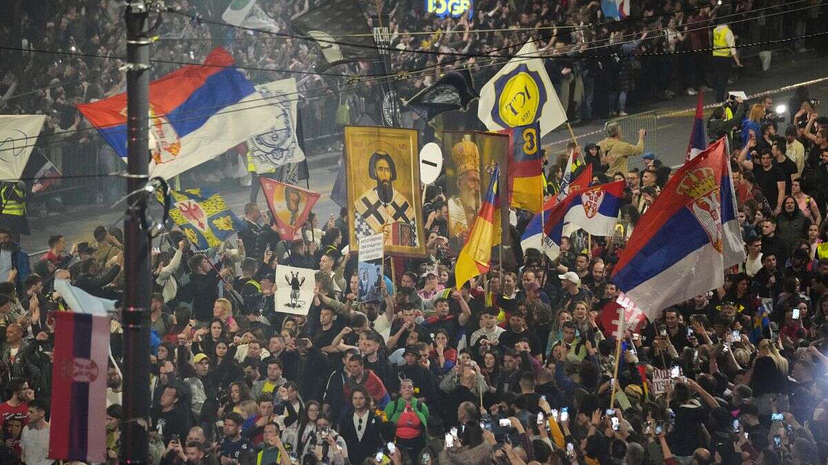 Gran manifestación en Belgrado antes de las protestas anticorrupción