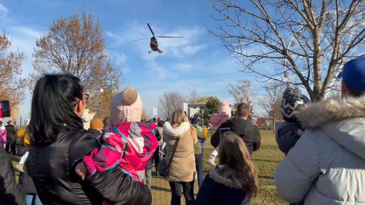 Le Père Noël apporte des cadeaux aux enfants hongrois par hélicoptère