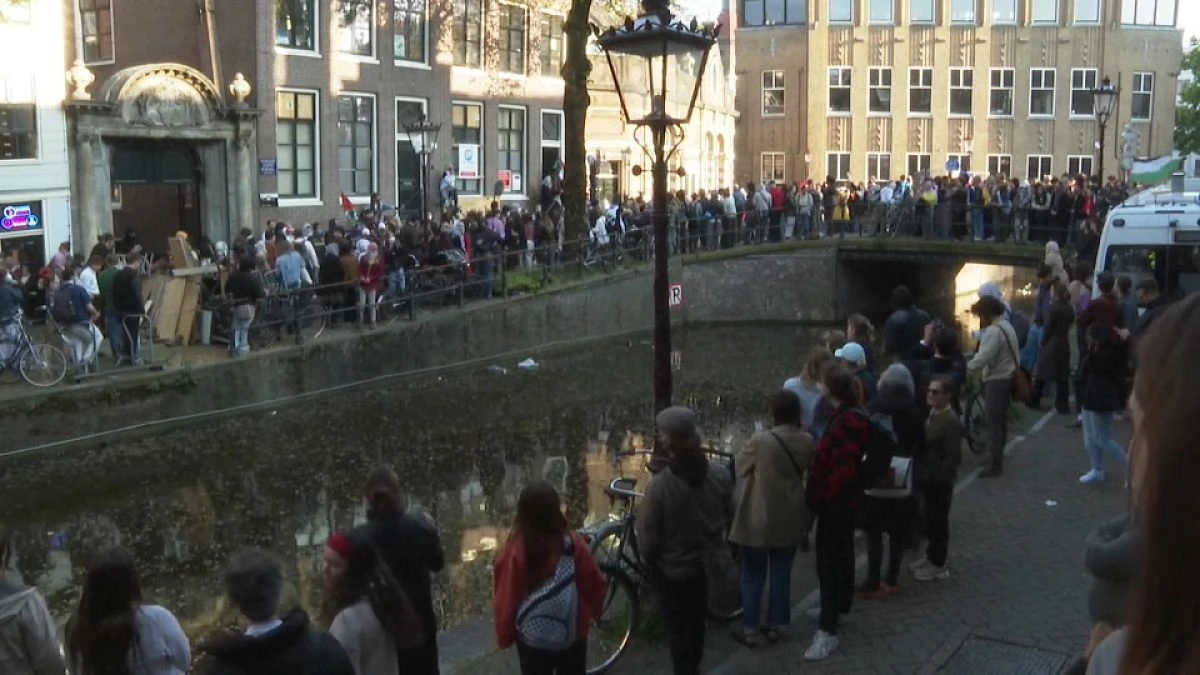 No Comment : À Amsterdam, des étudiants ont dénoncé le démantèlement de leur camp pro-palestinien