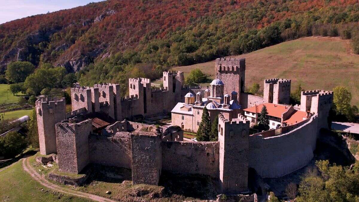 Descubre gemas arquitectónicas medievales de Serbia: Monasterio de Manasija y fortaleza de Smederevo