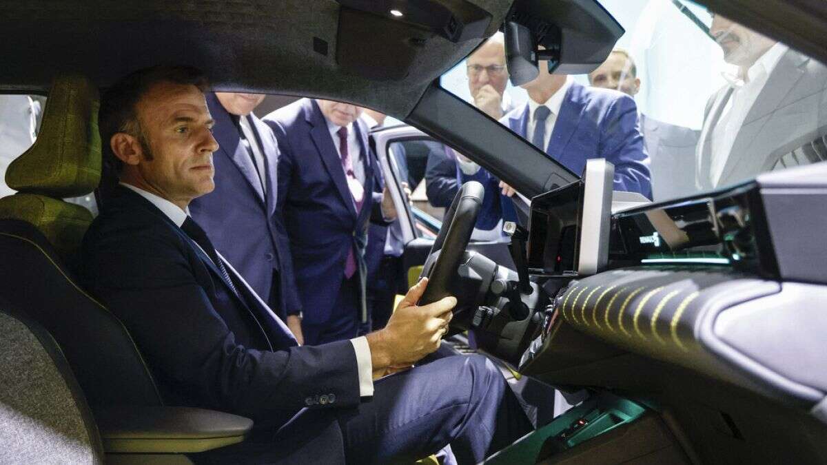 Macron inaugure le Mondial de l'automobile de Paris sur fond de crise pour les constructeurs français