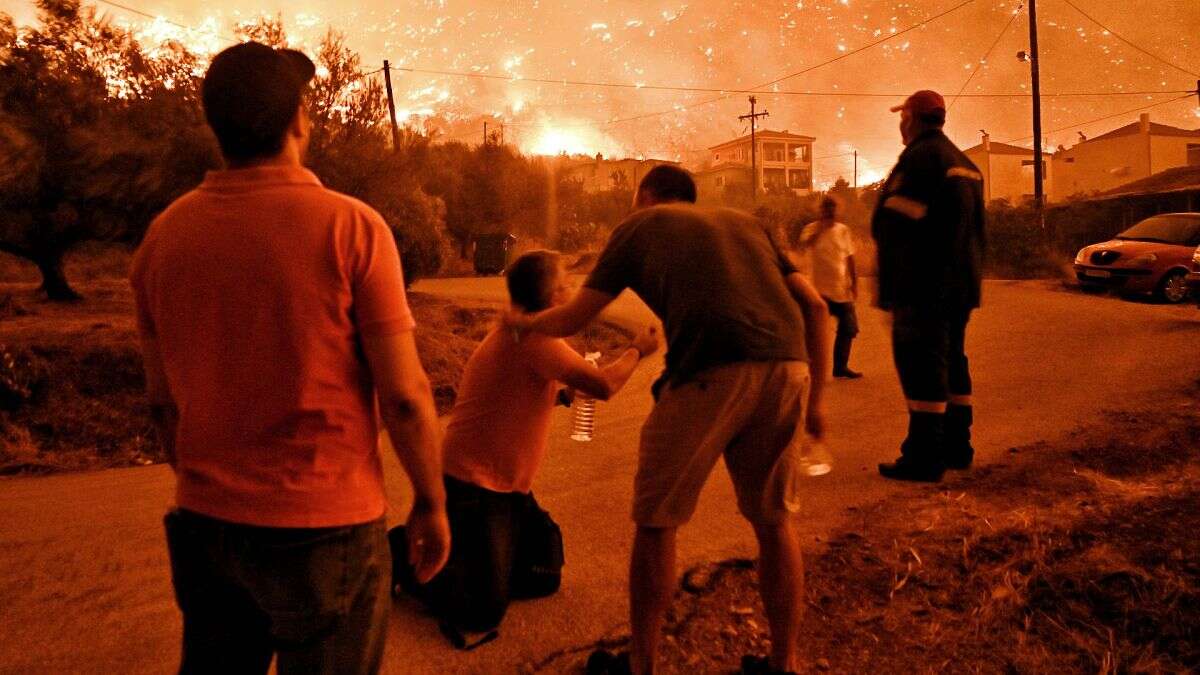 Deux morts et des évacuations en Grèce suite à un incendie