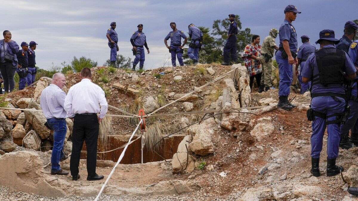 Sudáfrica rescata a más de 20 supervivientes atrapados en una mina