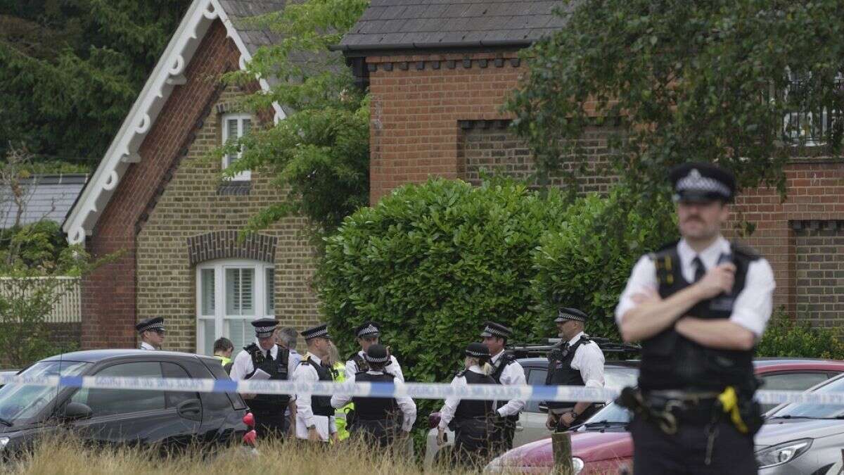 Triple meurtre de femm près de Londres, le suspect toujours recherché