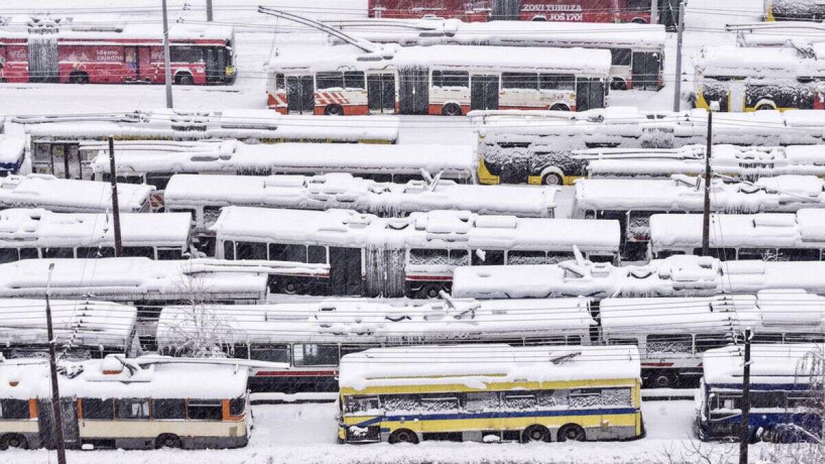 Fuertes tormentas de nieve siguen azotando la región de los Balcanes