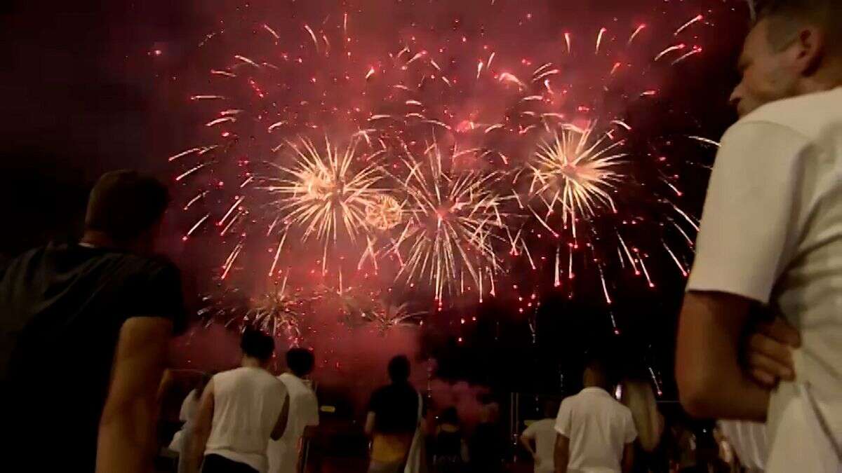 Hongrie : les Budapestois commémorent la Saint Étienne sous un feu d'artifice