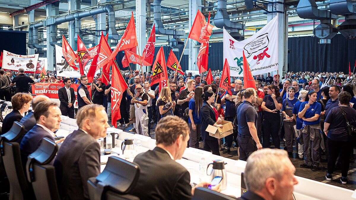 Fermetures d'usines Volkswagen : les employés s'emportent contre la direction