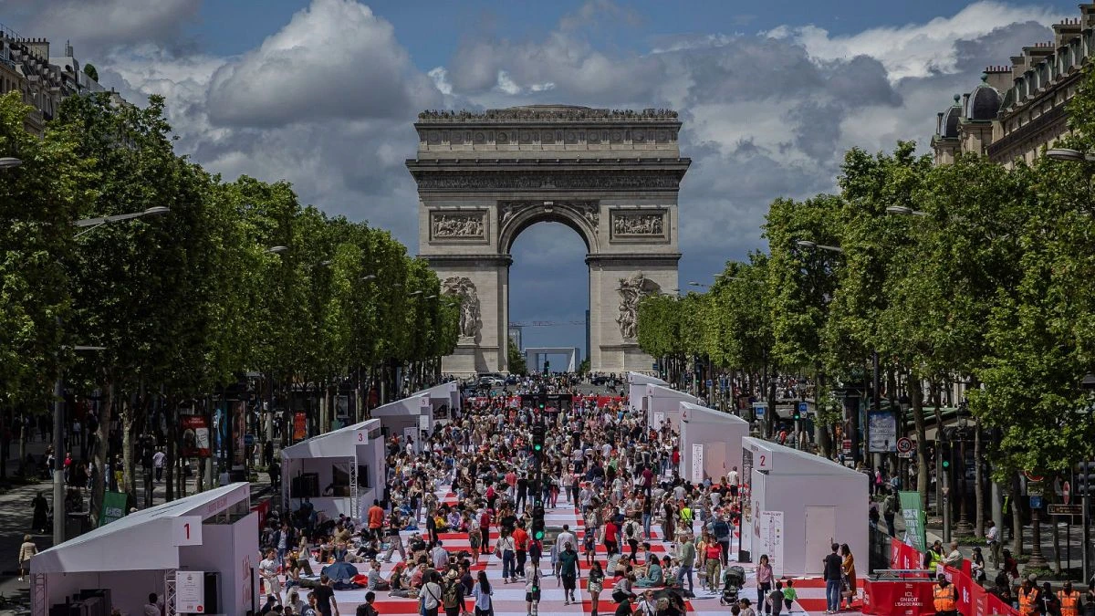 Le temps du tout voiture est révolu : comment Paris encourage-t-elle la marche et le vélo ?