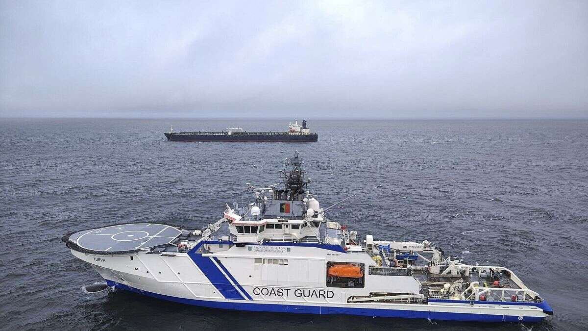 Trasladan a puerto finlandés al buque ruso que dañó el cable submarino