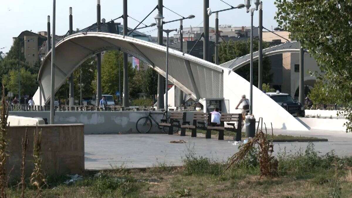 Le projet d'autoriser les véhicules à emprunter le pont du Kosovo a été abandonné en raison des tensions.