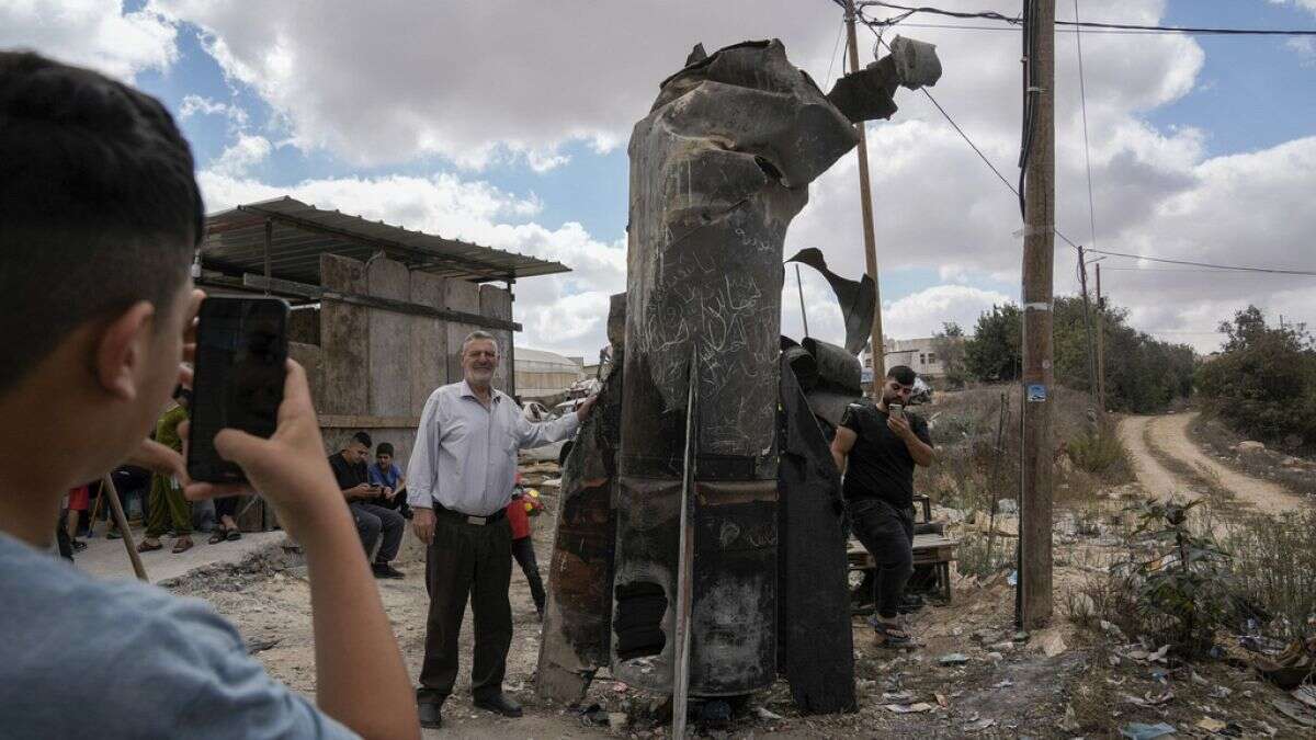 Israël : selfies à côté des débris des missiles iraniens